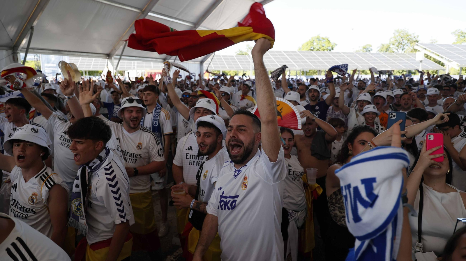 Acicionados del ral Madrid en la fan zone