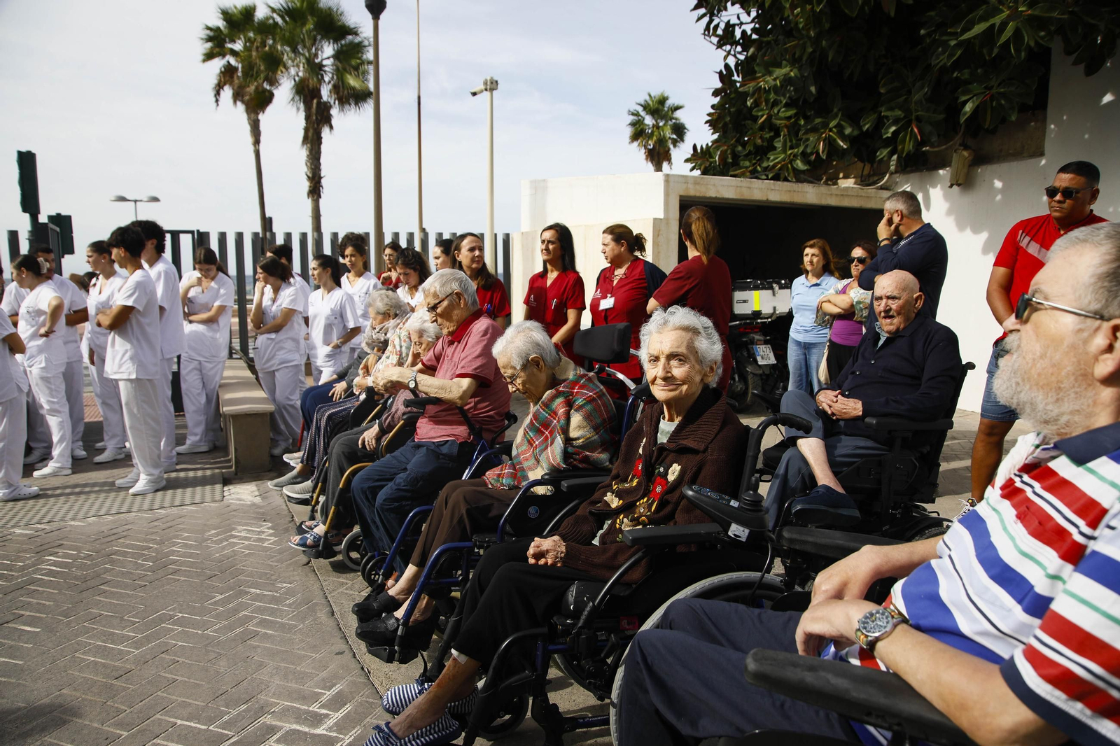 Las imágenes de la concentracion por el asesinato de Maria Nieves GP en la residencia del Zapillo en Almería