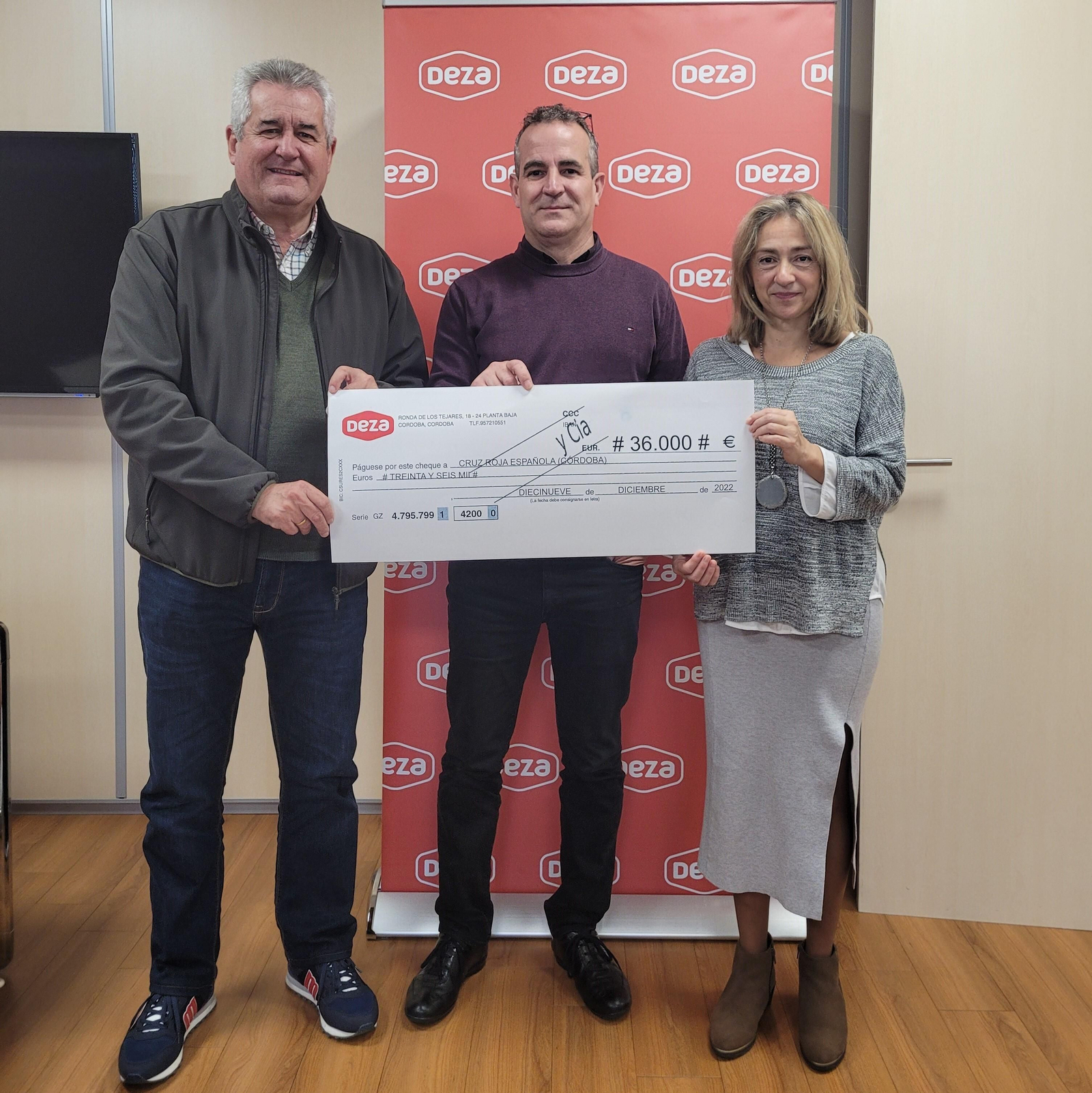 Entrega de la donación de los clientes de DEZA a Cruz Roja Córdoba.