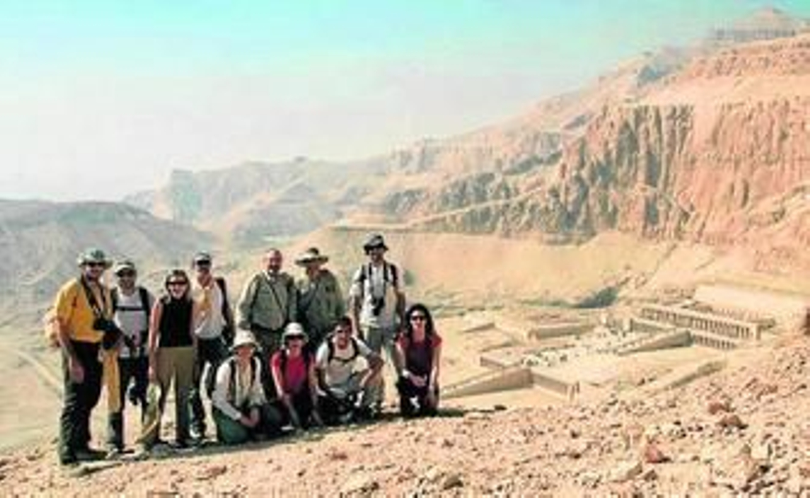 Miembros del equipo de arqueólogos en el campo de excavación.
