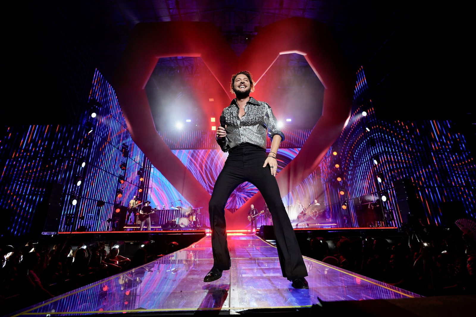 Manuel Carrasco conquista con sus 'flechas de amor' a Granada