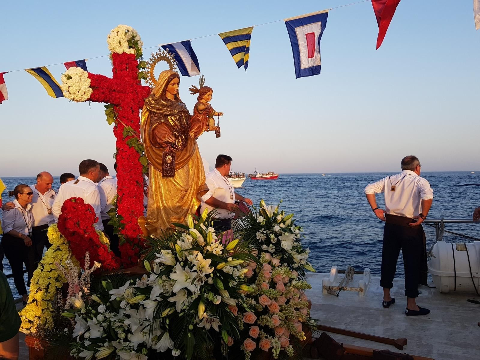 La Virgen del Carmen sobre el barco 'La Mar Serena'