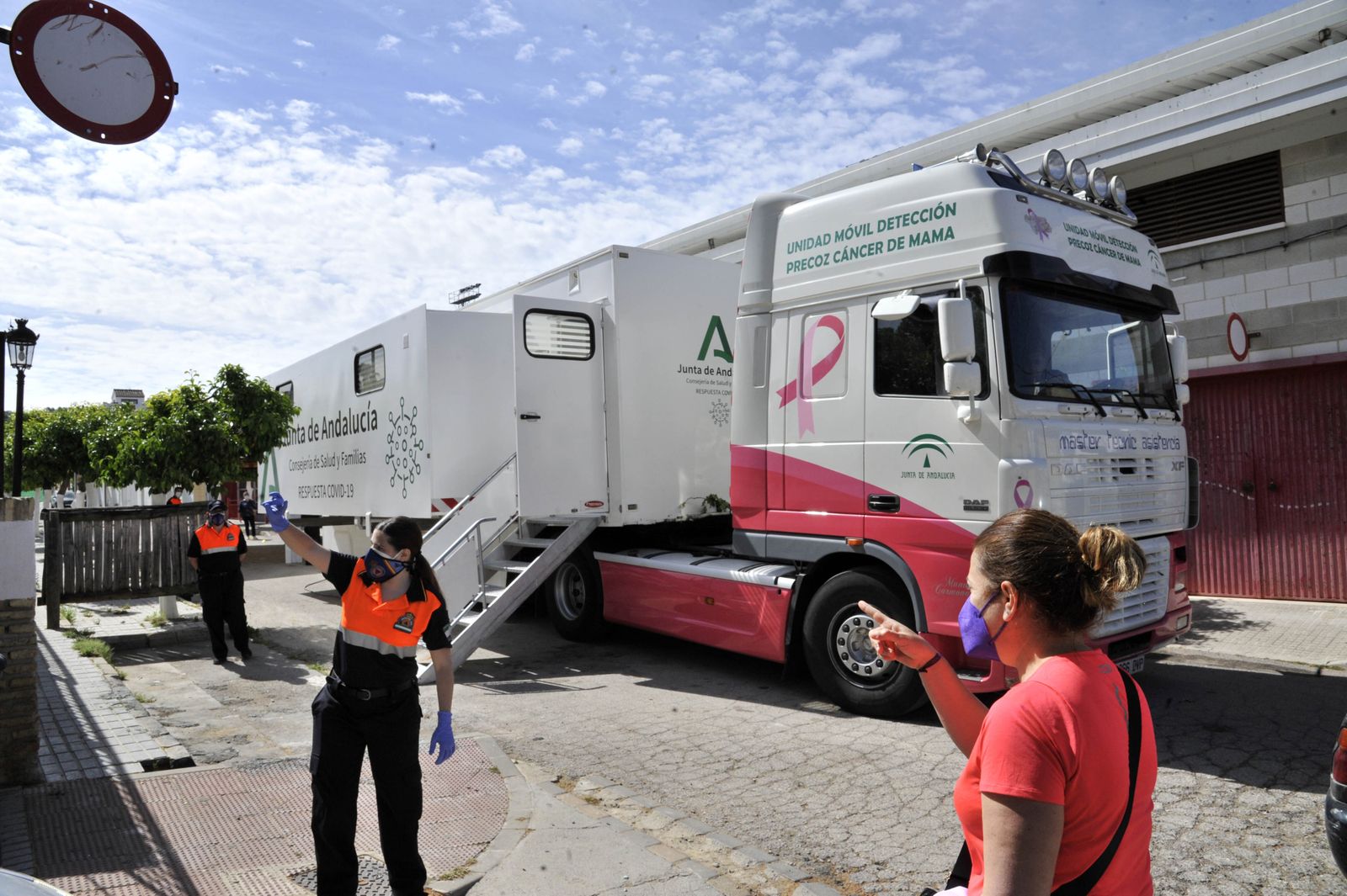 Miembros de Protección Civil organizando accesos en un cribado en Puerto Serrano