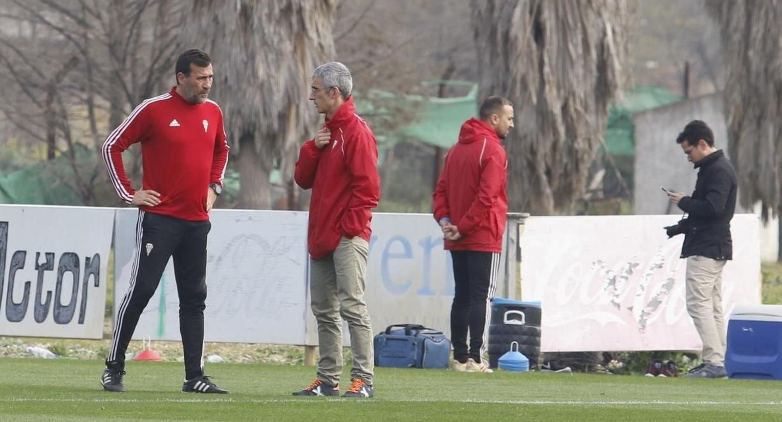 Agné converse con el médico del Córdoba CF en la Ciudad Deportiva.