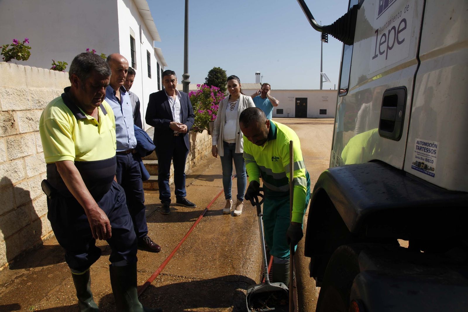 El alcalde de Lepe comprueba las labores de acondicionamiento del recinto.