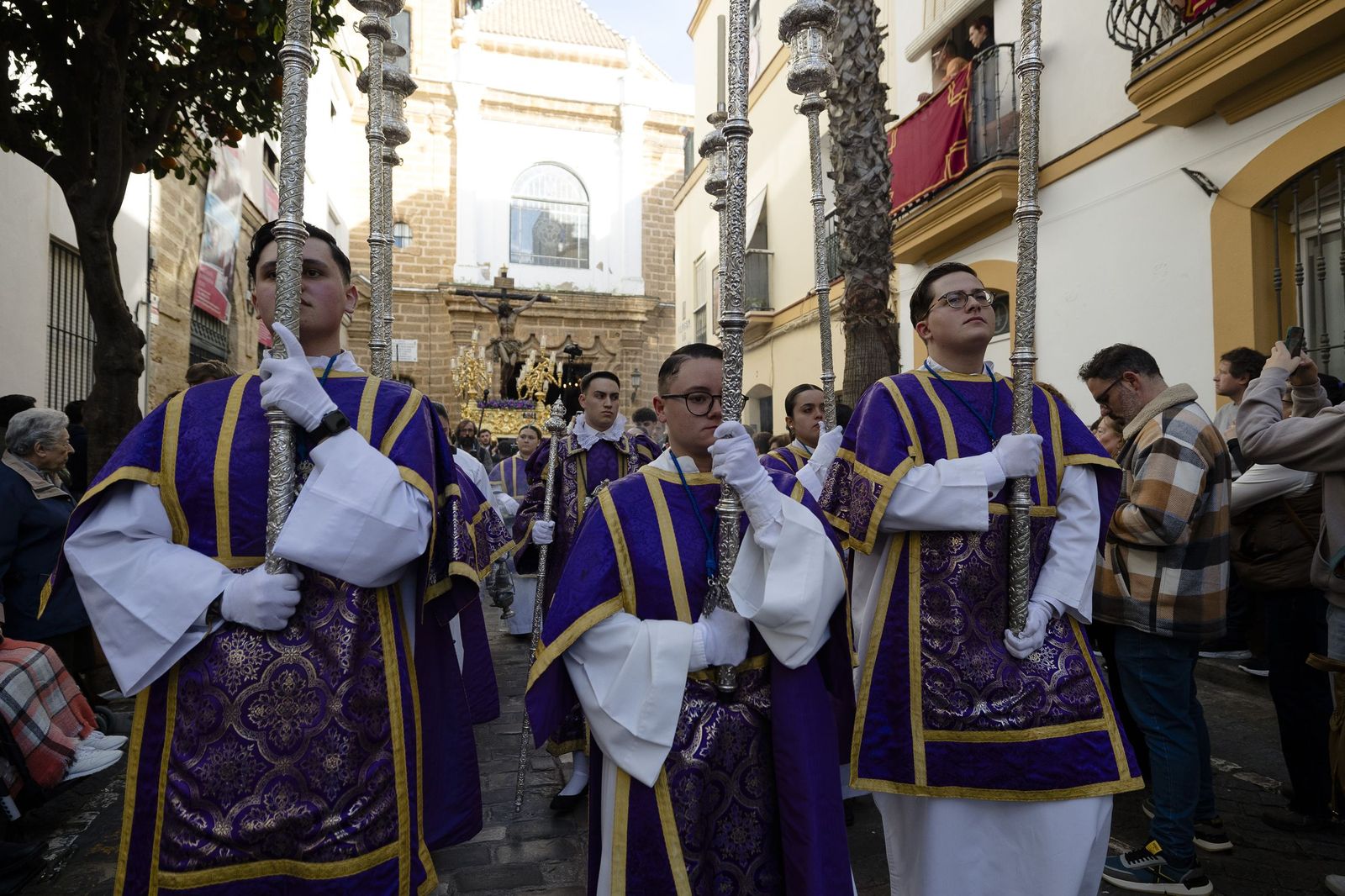 Las imágenes del vía crucis del Cristo de la Misericordia, de la hermandad de La Palma, a la Catedral
