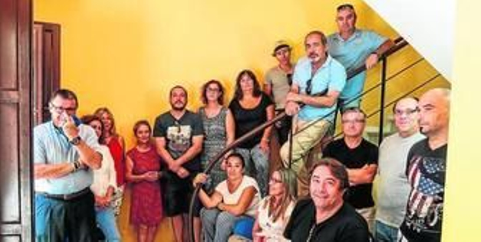 Parte del grupo de afectados por el ERE que ha decidido encerrarse en el Ayuntamiento.
