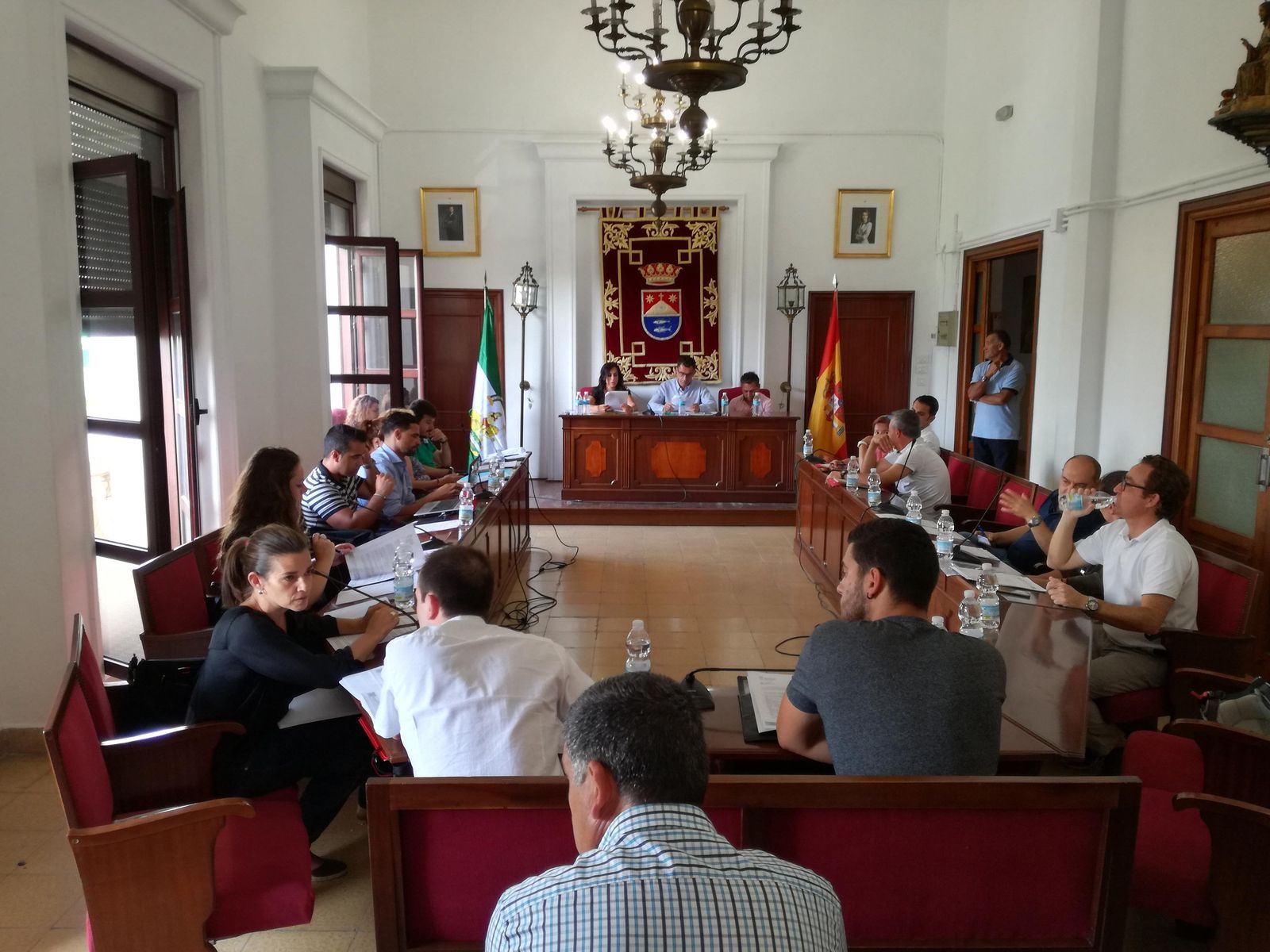 Imagen del pleno de Barbate del pasado mes de septiembre. Al fondo, el alcalde, Miguel Molina.