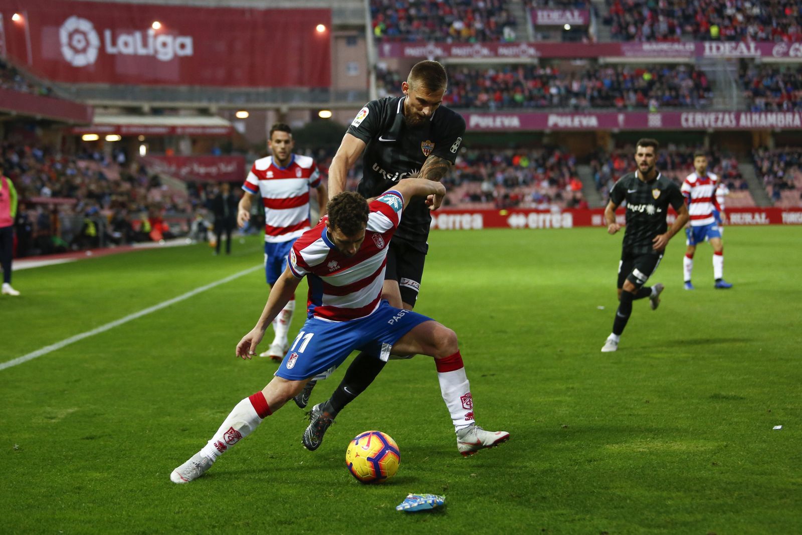 Rodri protege el balón lejos del área ante la presión del central del Almería Saveljich.