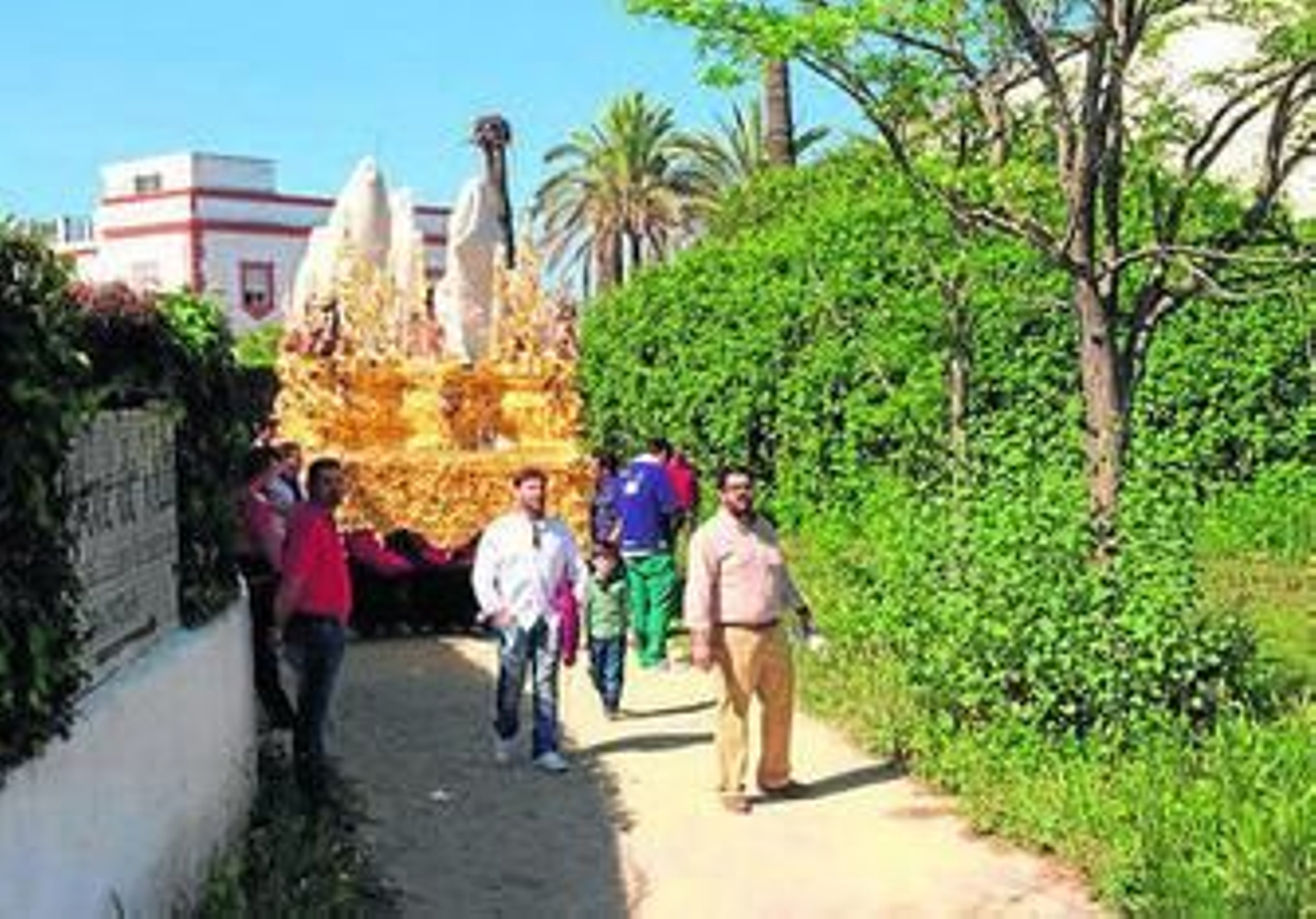 El paso del Soberano Poder por un carril de tierra en el traslado del domingo hacia La Granja.