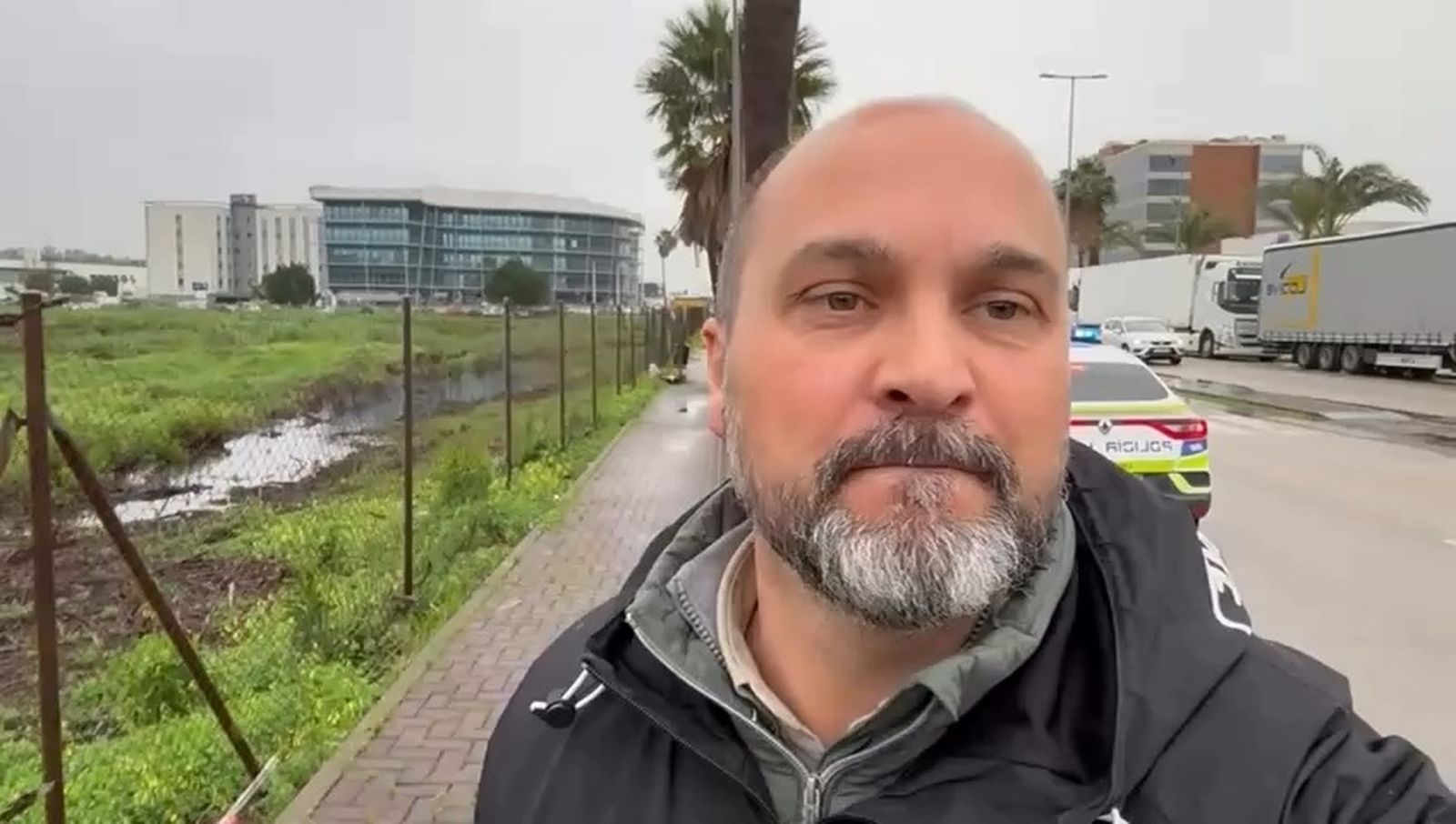 El alcalde de Los Barrios, Miguel Alconchel, en un vídeo difundido en redes sociales en el que alerta del colapso que sufre Palmones por la saturación de camiones.