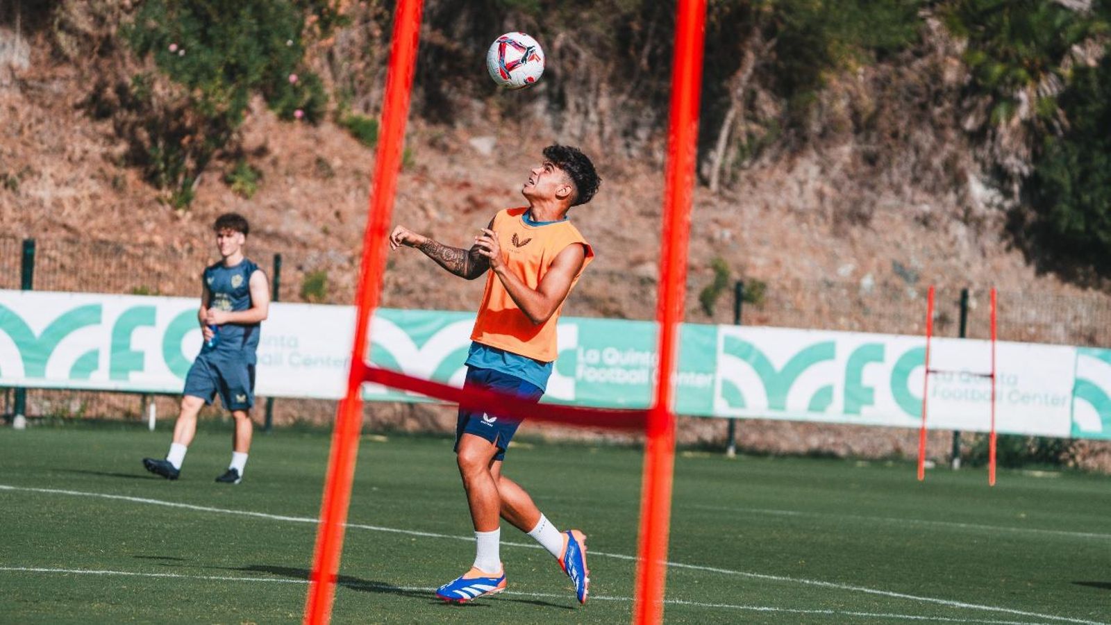 El canterano almeriense juega con la pelota en una de las sesiones en Marbella. El canterano almeriense juega con la pelota en una de las sesiones en Marbella.