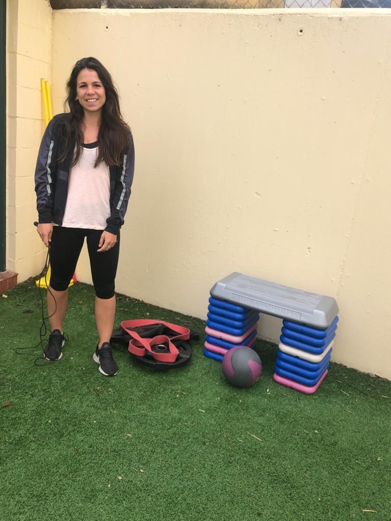 La sevillana Maribel Pérez, en el jardín de su casa.