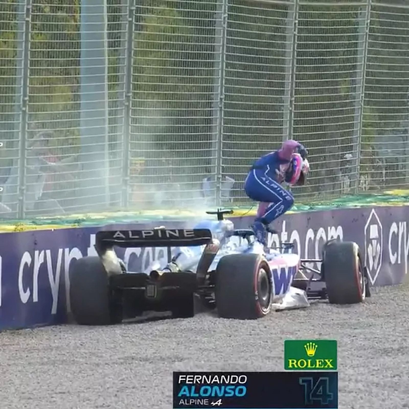 Alonso salta del Alpine tras salirse en la curva 11 de Albert Park.