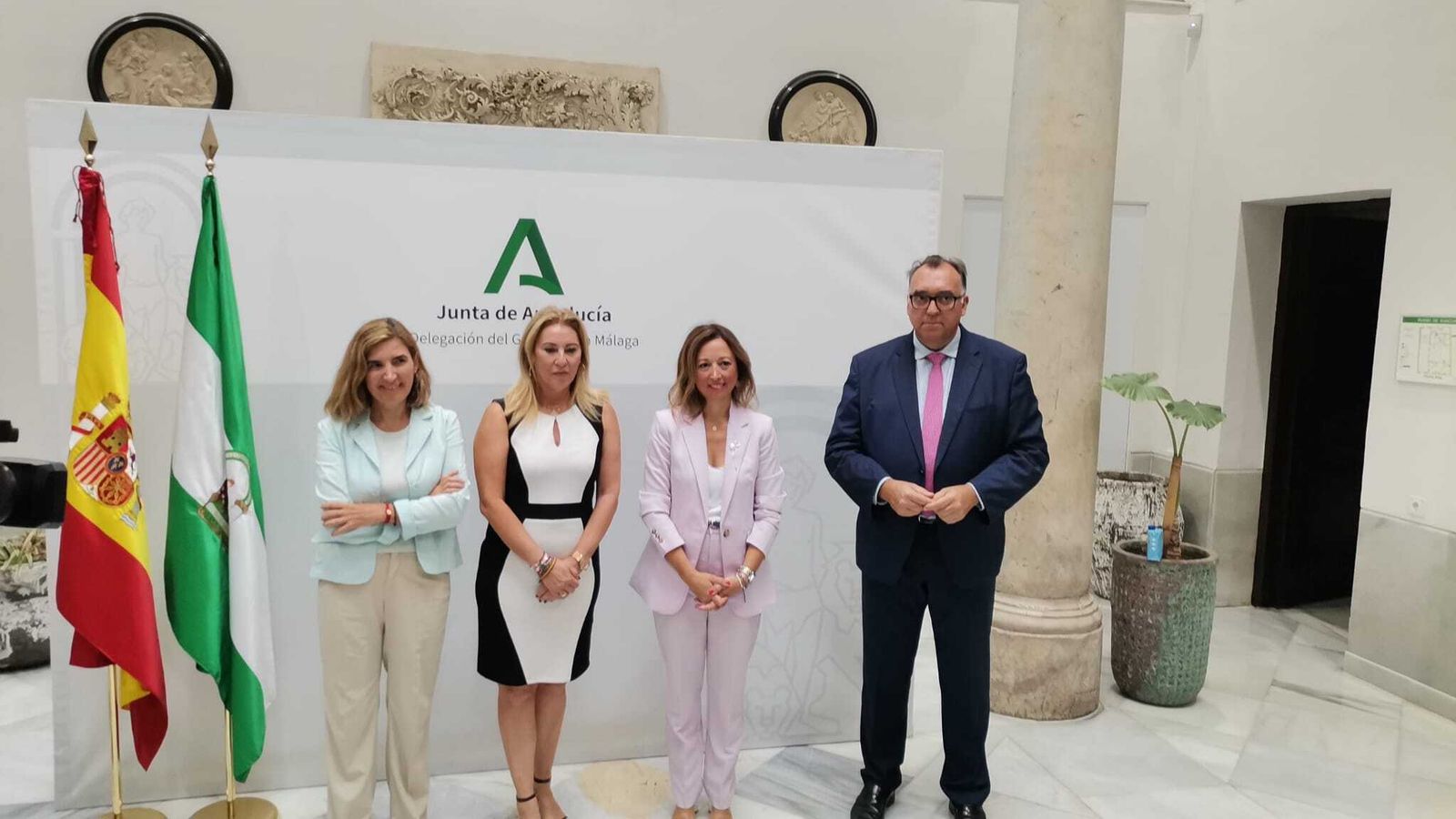 Los consejeros de Economía, Hacienda y Fondos Europeos, Carolina España; de Empleo, Empresa y Trabajo Autónomo, Rocío Blanco; y de Turismo, Cultura y Deporte, Arturo Bernal, la delegada del Gobierno andaluz, Patricia Navarro, en la Delegación de la Junta.