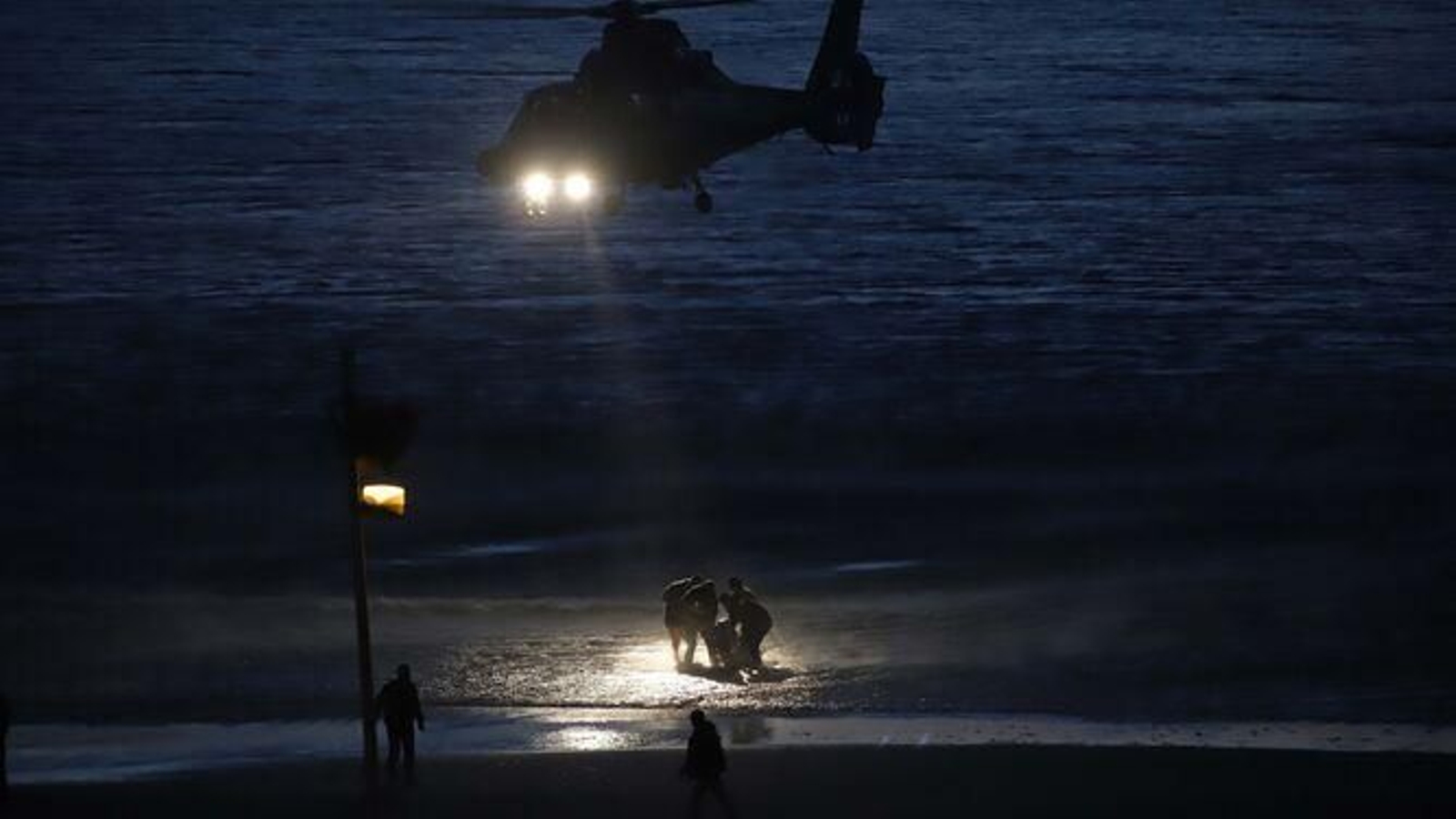 Foto de archivo de agentes de la Guardia Civil deteniendo a un narco, bajo el foco de un helicóptero, en la playa de Getares.
