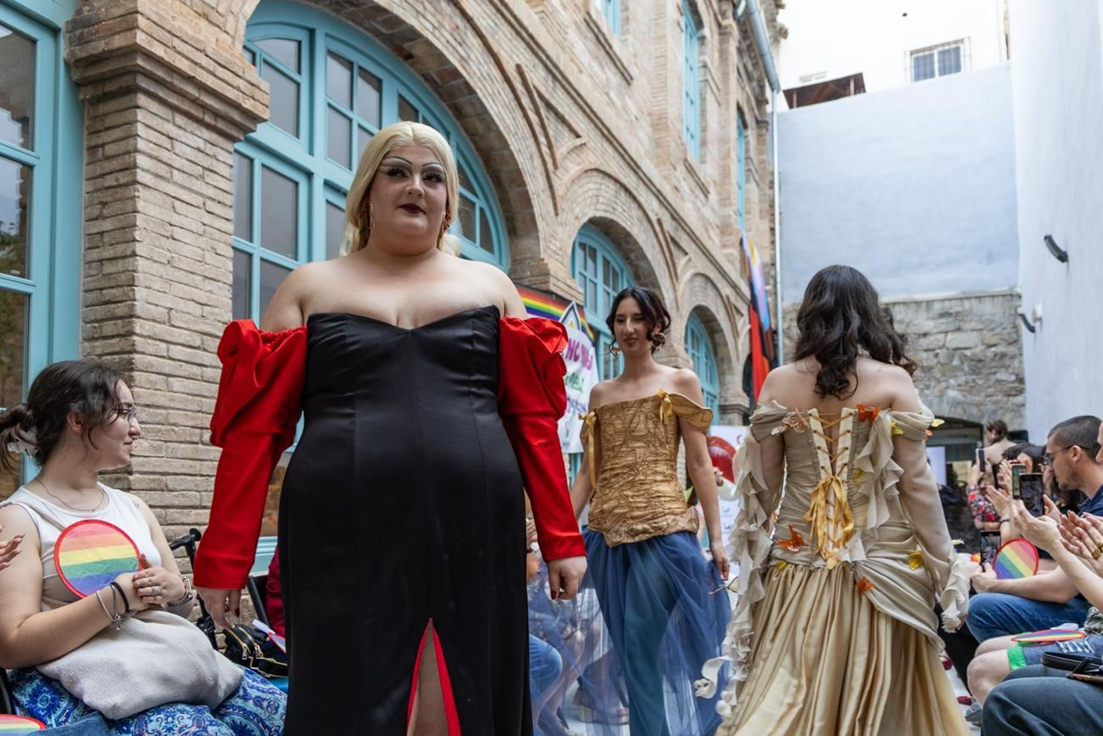 Alberto Batres, el diseñador jiennense presenta sus creaciones en el evento en el que se aborda cómo performar el género a través de la moda