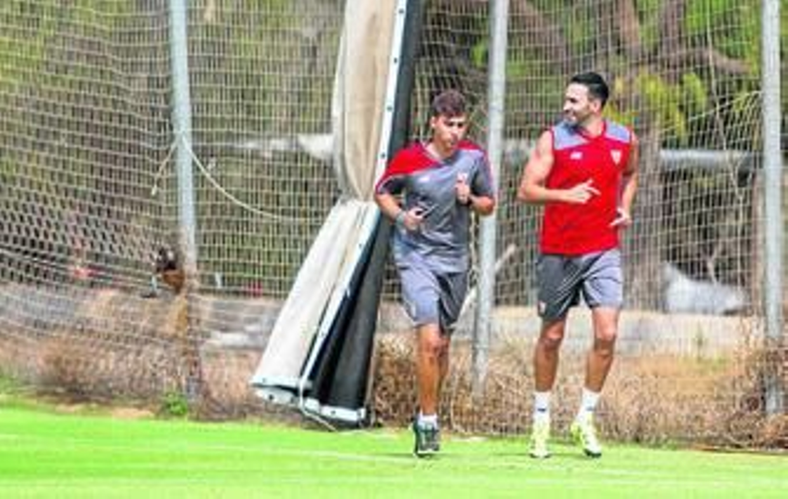 El francés Rami realiza carrera suave junto a un readaptador. El ex milanista es quien mejor está de los afectados por salmonela, aunque no jugó ayer.