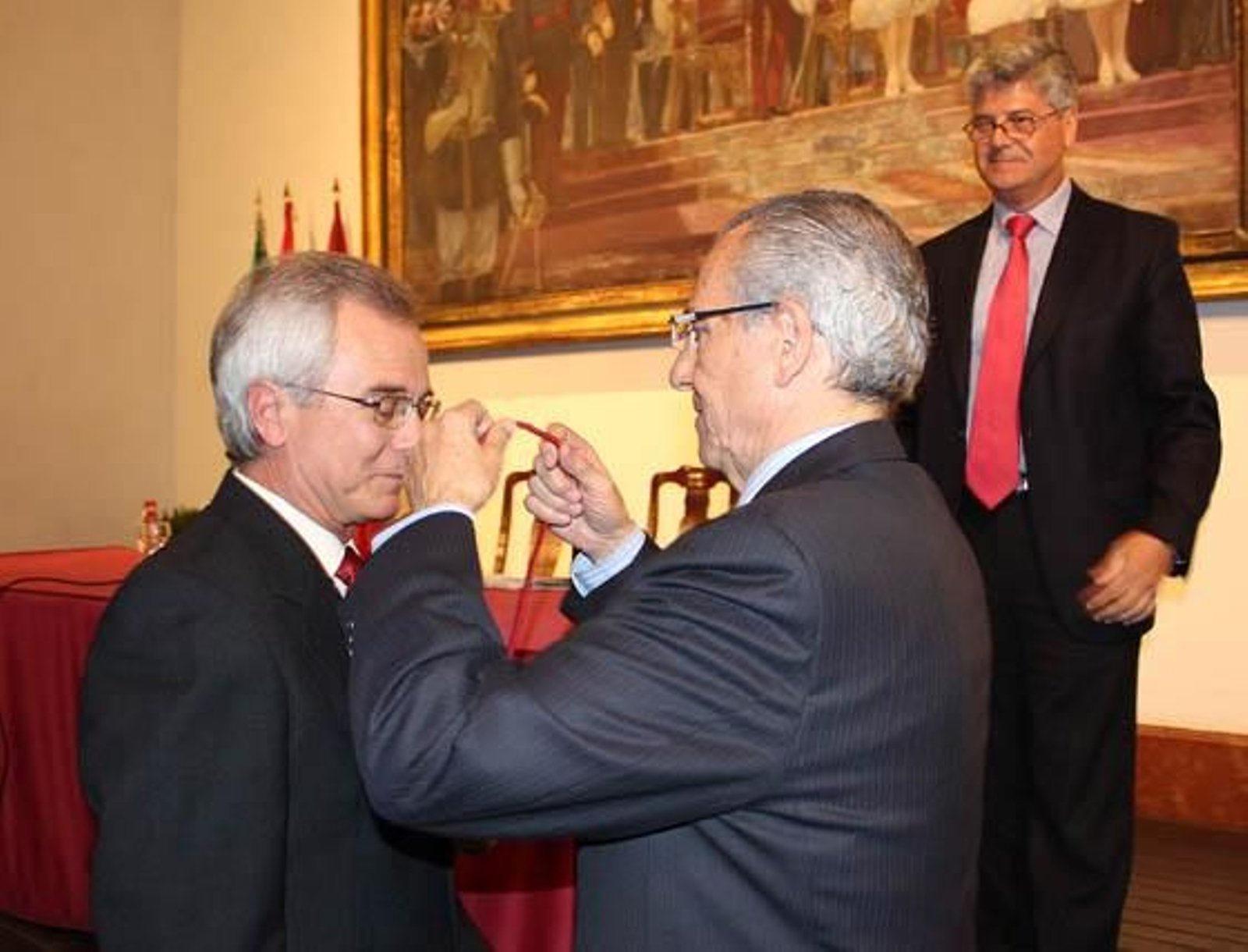 José Antonio Solís Burgos, presidente del Coaat, impone la Medalla de Oro colegial a José María Cabeza, en presencia de Javier Landa.

Foto: Victoria Ramírez