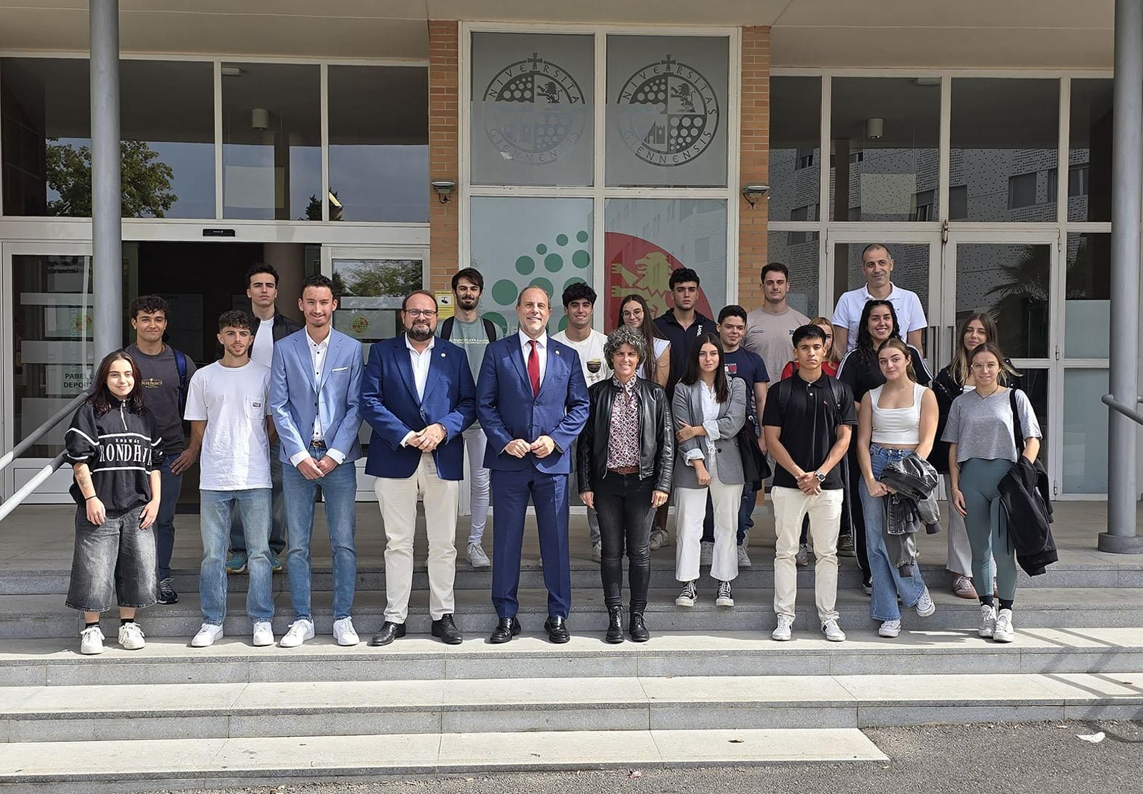 Foto de familia de los deportistas acogidos al programa PADUAN con el Rector.