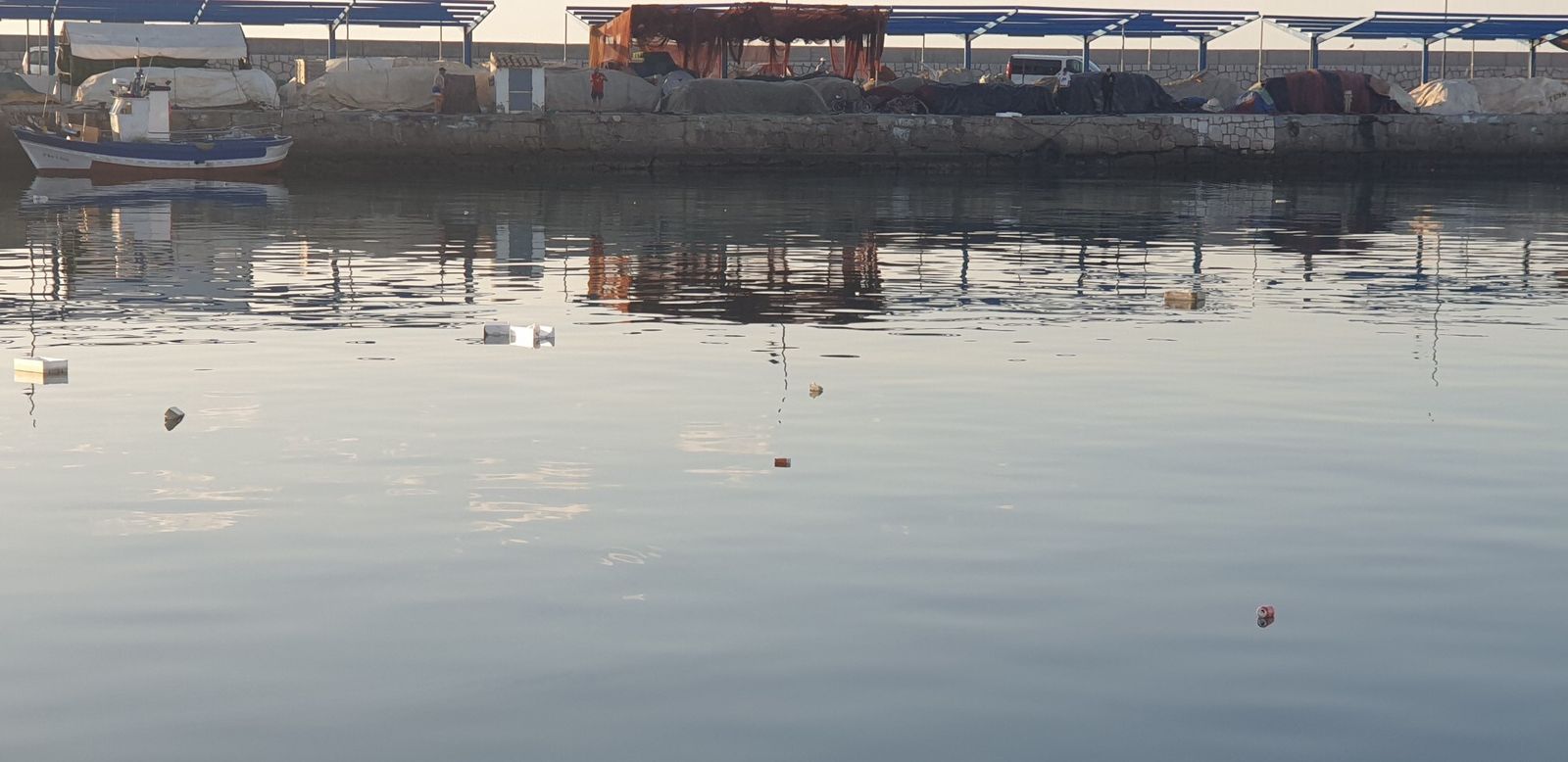 Vista de basura flotando en la zona náutica del Puerto Deportivo de Estepona.