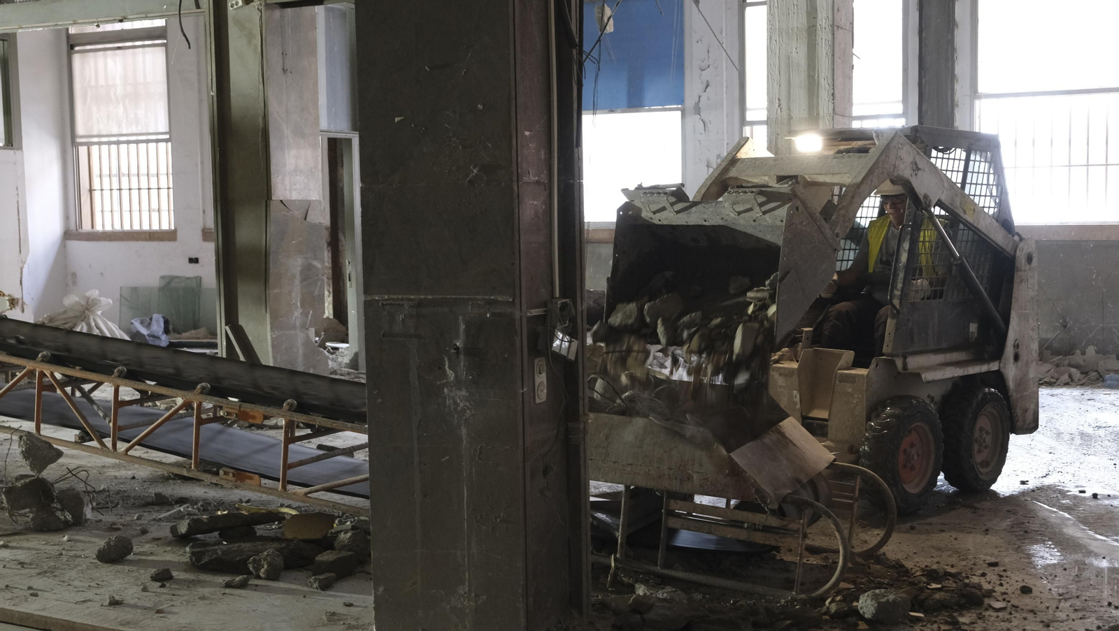 Las mejores imágenes del derribo de la oficina central de Correos en Almería