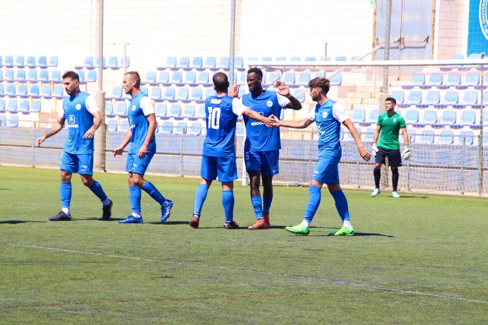 Los jugadores de El Palo celebran uno de los goles.