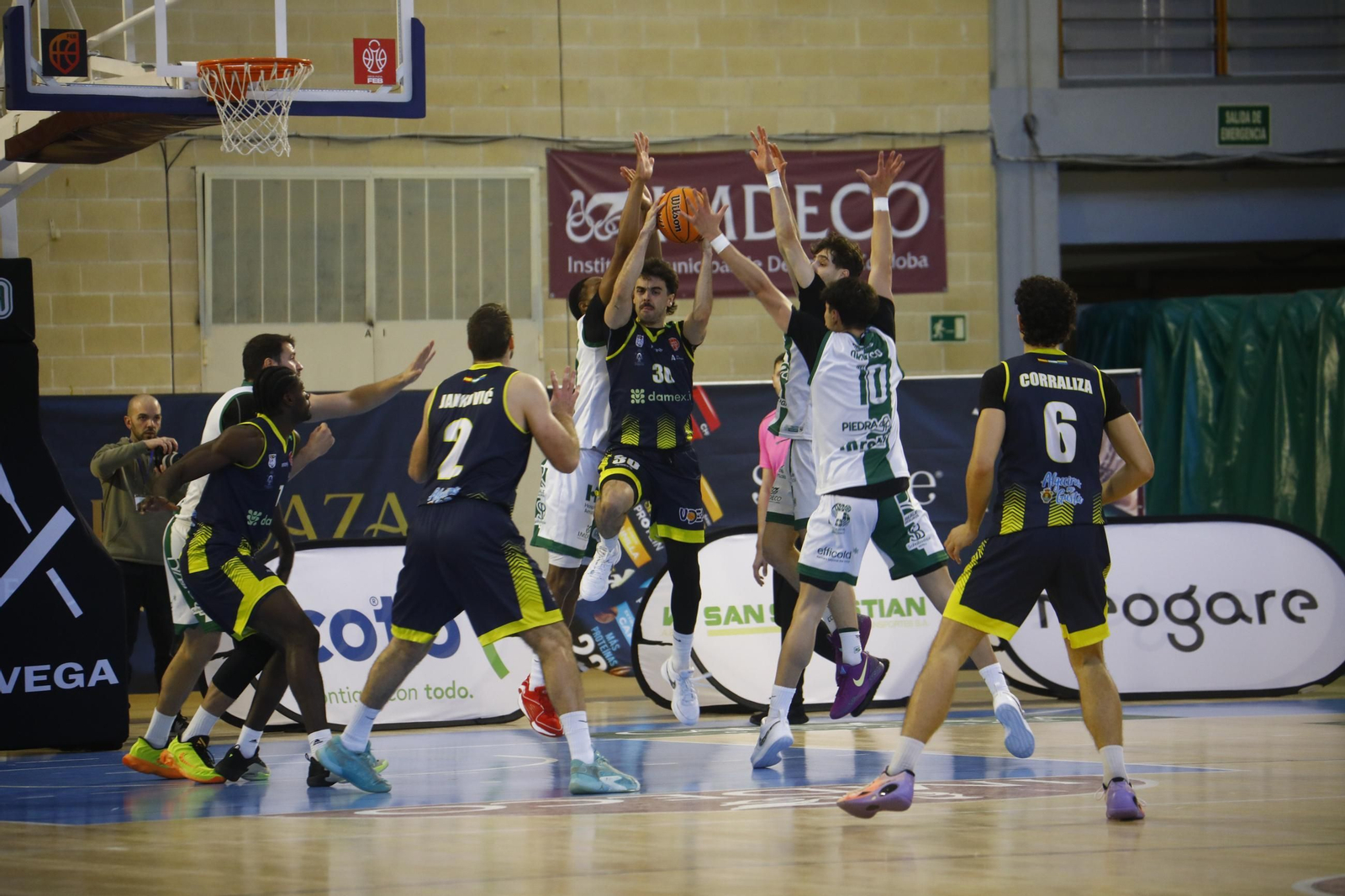 Las mejores fotos del ambiente en Vista Alegre para el Coto Córdoba - UDEA Algeciras