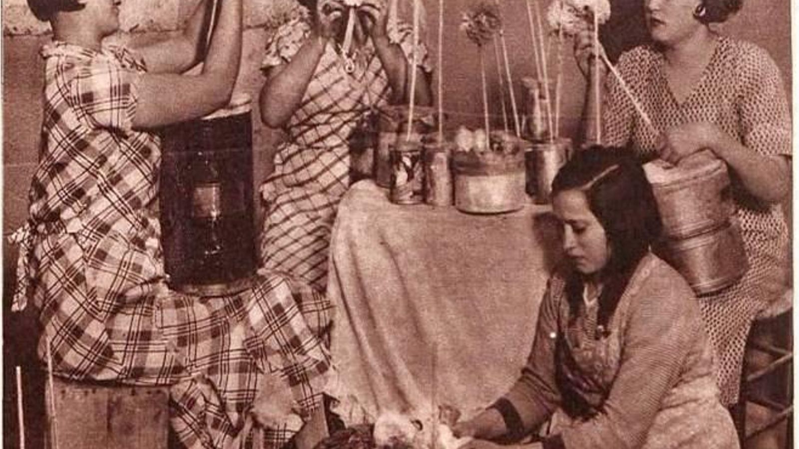 Mujeres adornando zambombas.