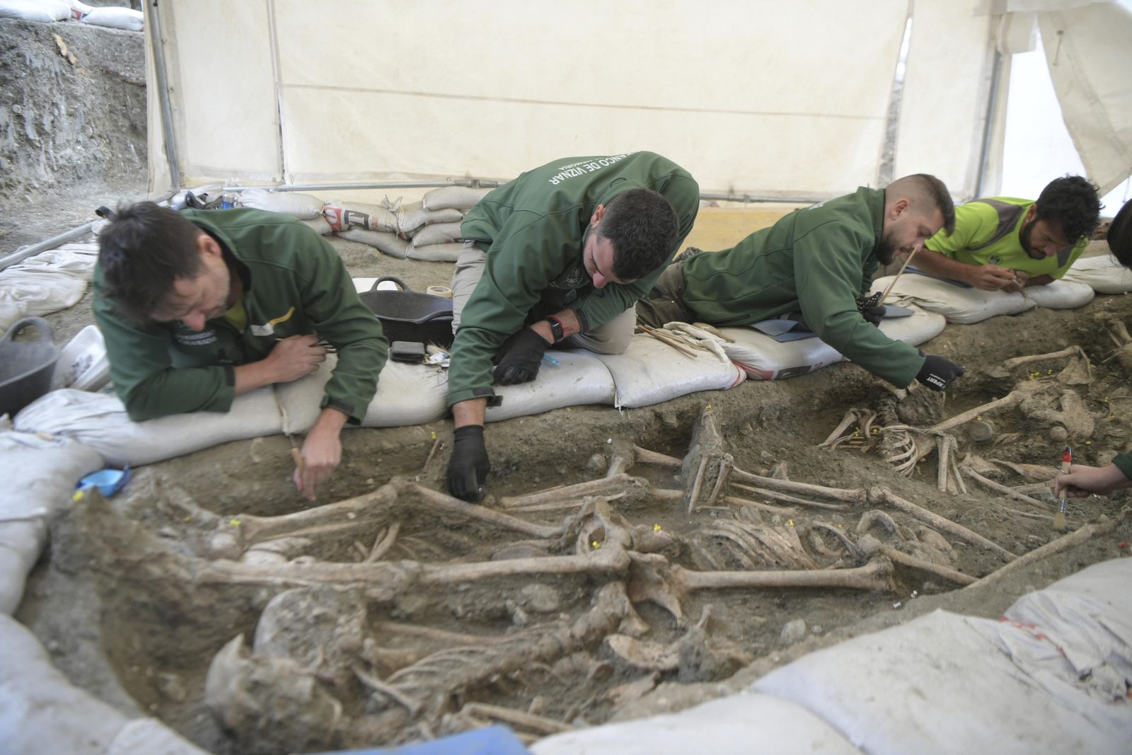 La tercera campaña de exhumaciones en el Barranco de Víznar, en imágenes