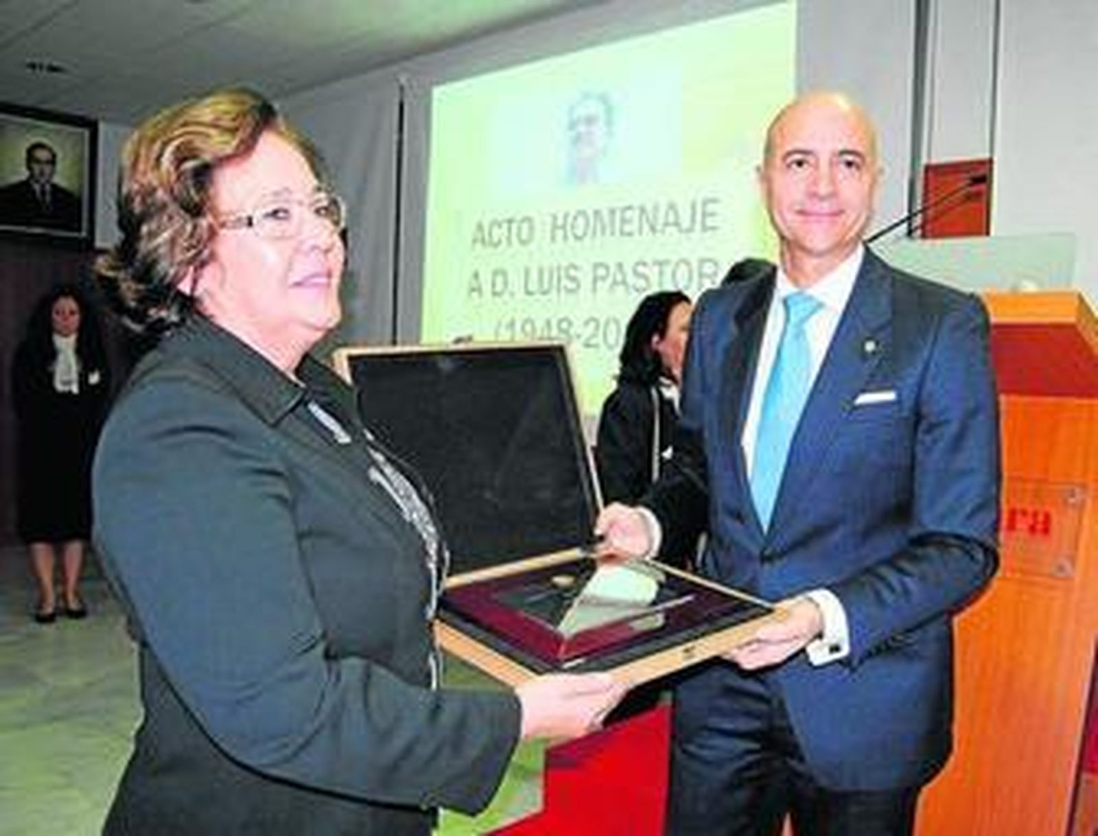 Remedios Granados, viuda de Luis Pastor, recogió la Medalla de Oro de la Cámara.