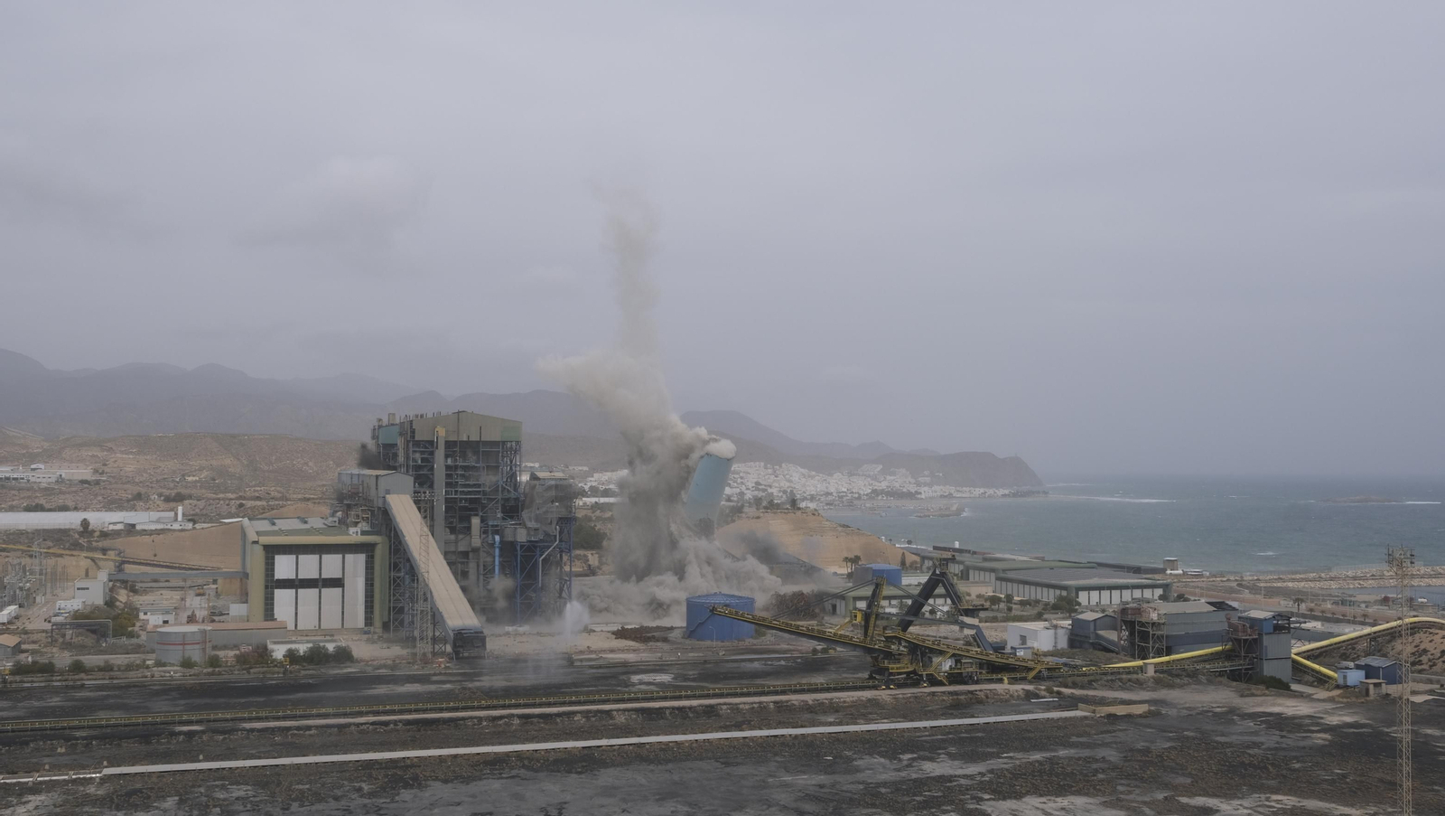 El derribo de la Torre Litoral de Endesa en Carboneras, en imágenes