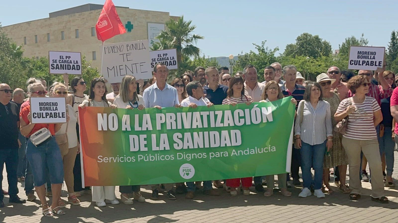 Representantes socialistas en la concentración contra la privatización este sábado en Huércal-Overa