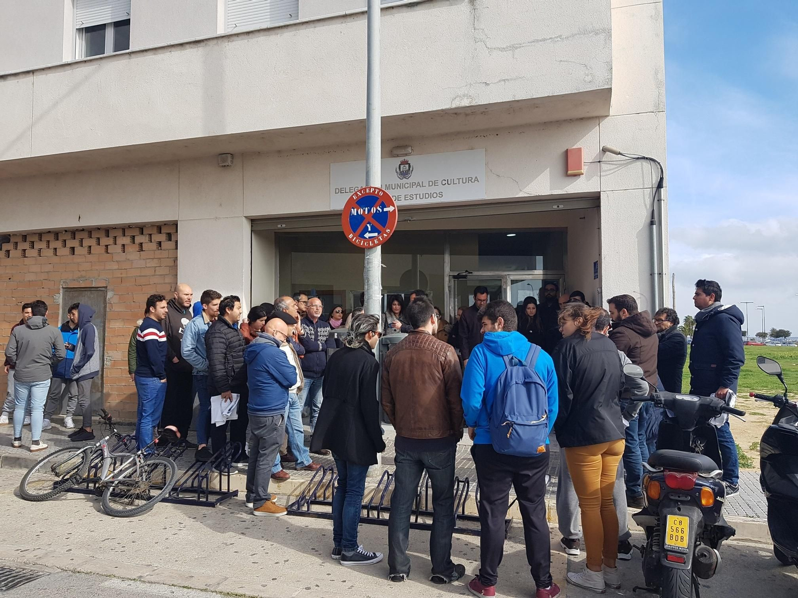 Concentración de protesta a las puertas de la sala de estudios de Alsedo.