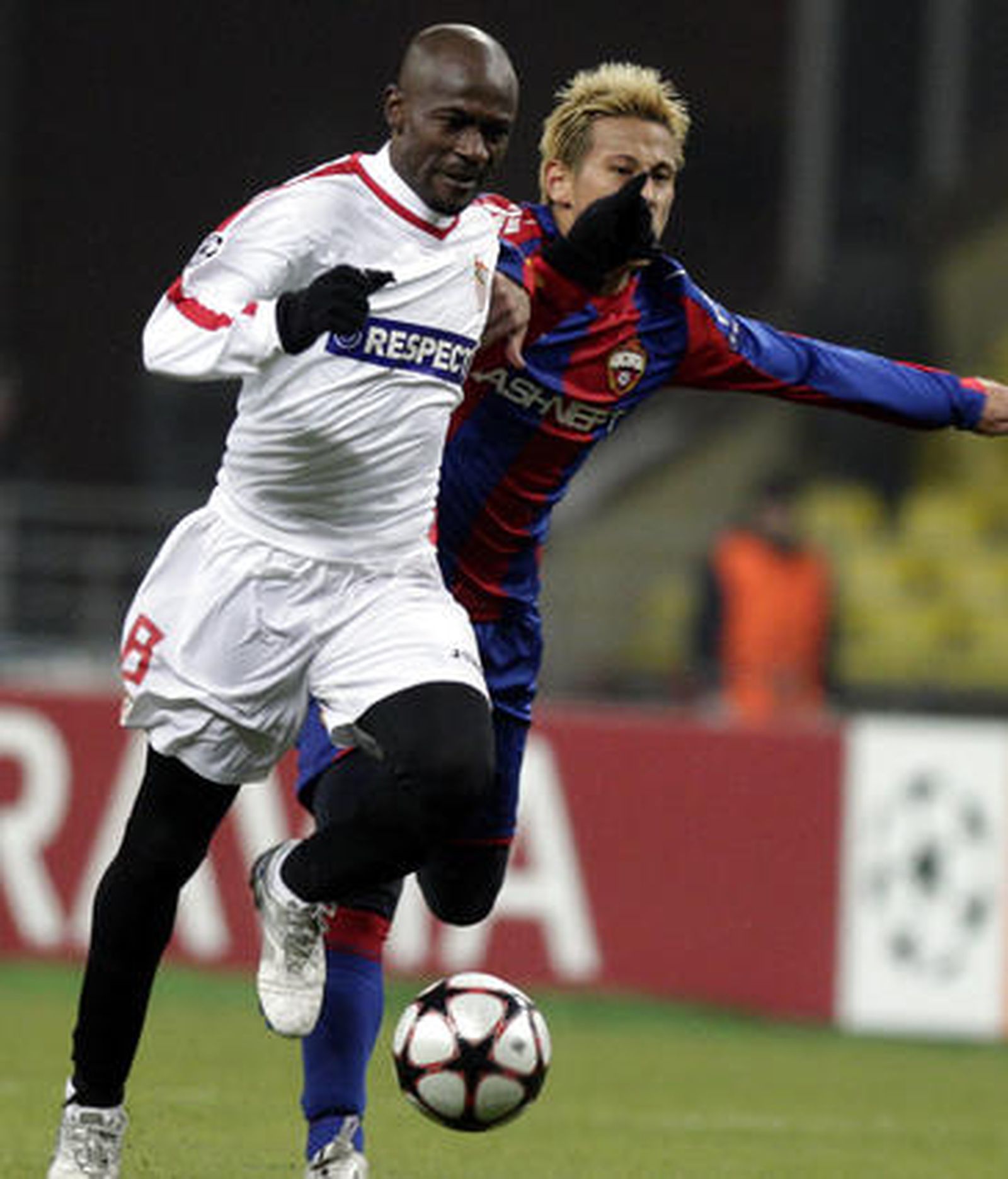 Zokora corre con el balón perseguido por Honda.

Foto: Antonio Pizarro