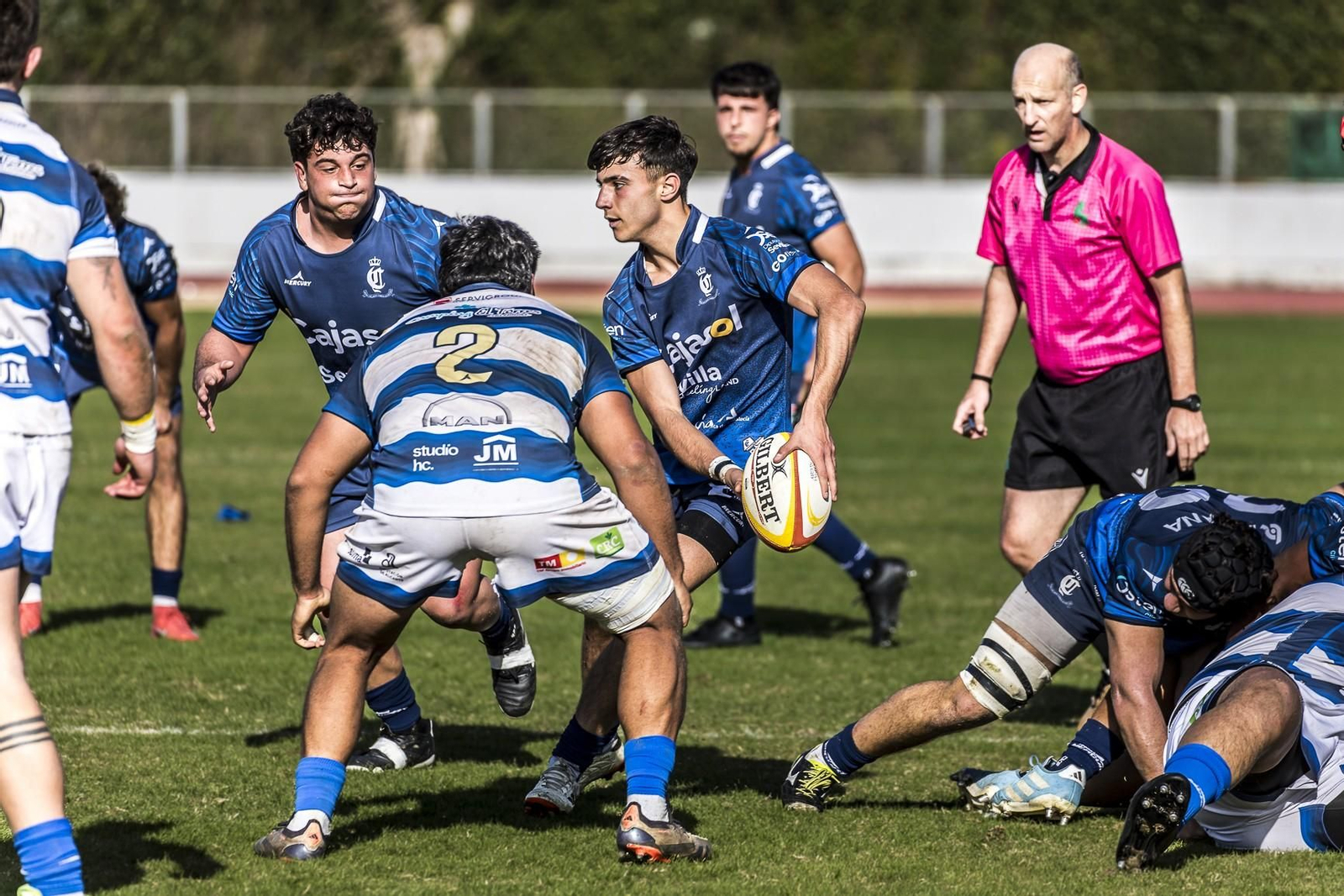 Pepe Serrano trata de poner en juego a su delantera.