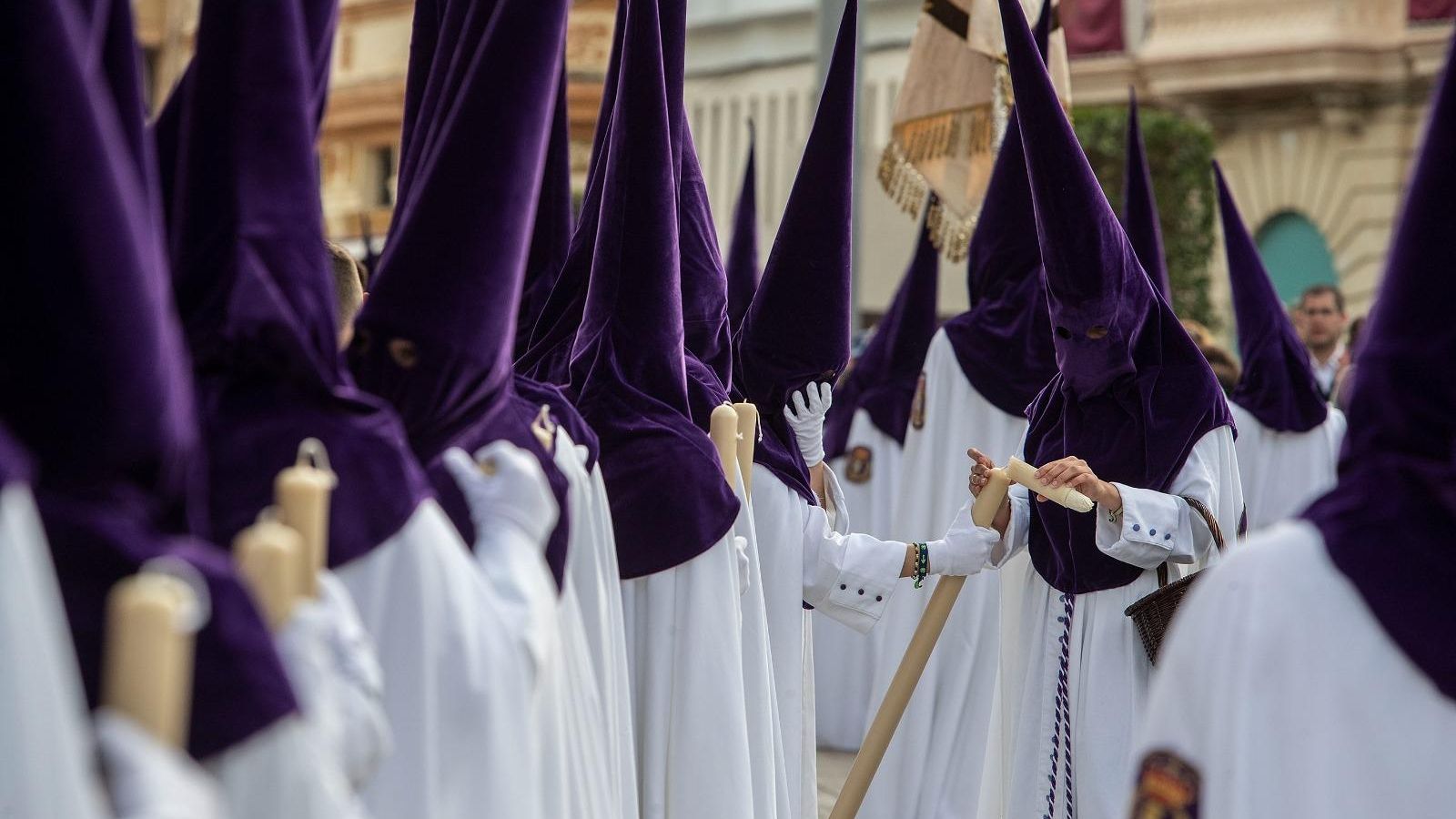 Hermanos de fila de Columna al salir del templo.