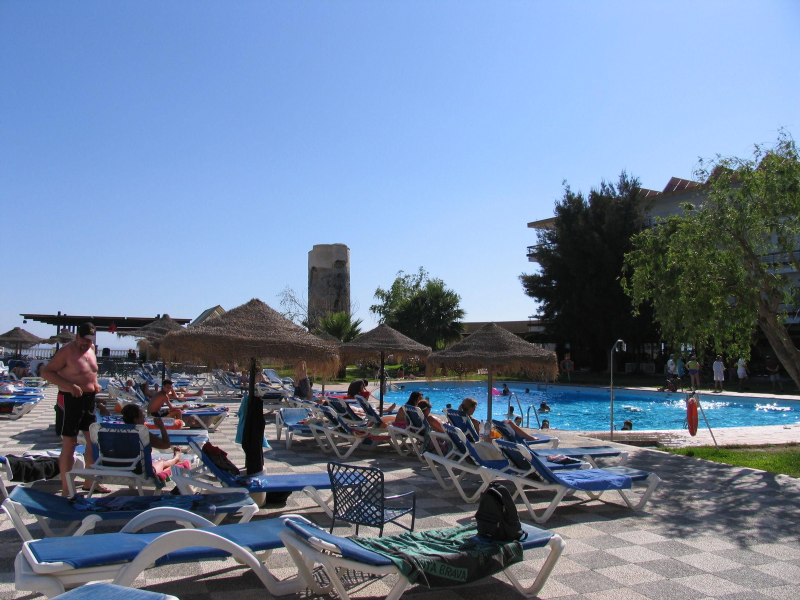 Turistas en uno de los hoteles con piscina de la provincia