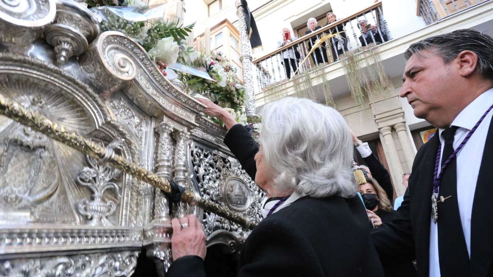 Elisa Osborne, durante la 'levantá' del paso de La Soledad.