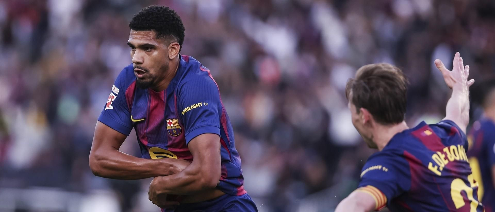 Ronald Araujo celebra el gol del triunfo del Barcelona.