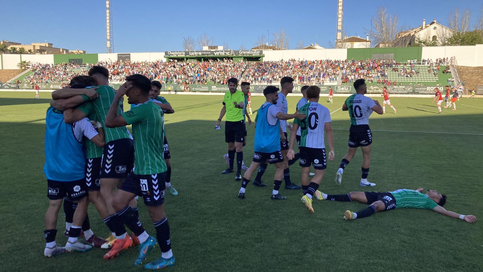 Los jugadores del Antequera tras marcar el segundo gol que sentenciaba el partido