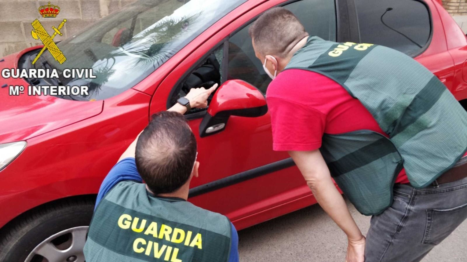 Un guardia civil fuera de servicio detiene a dos ladrones en Carmona