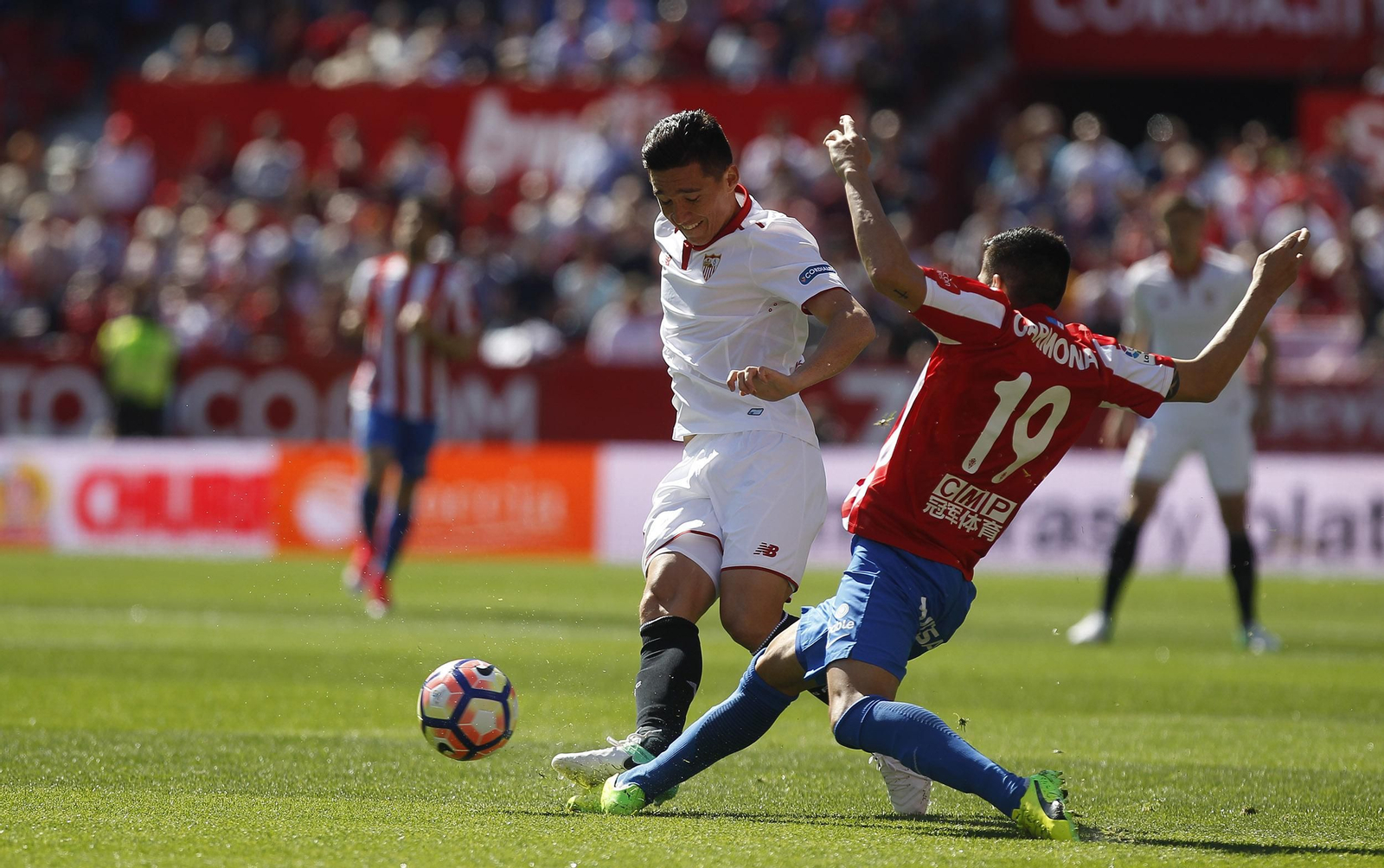 Una jugada del partido en el Sánchez Pizjuán.
