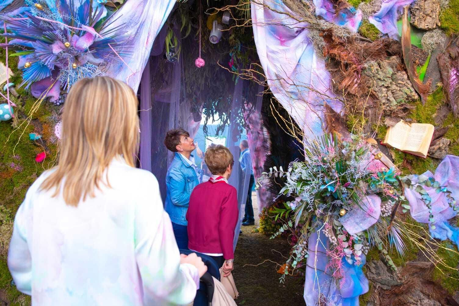 Visitantes en una de las creaciones florales de Cañete de las Torres.