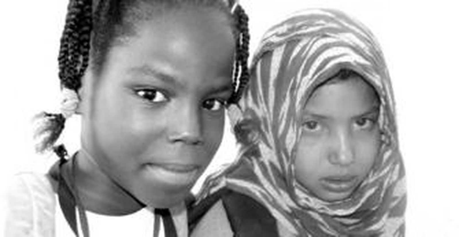 Una niña saharaui anima a otra poco antes de marcharse junto a sus nuevos familiares.