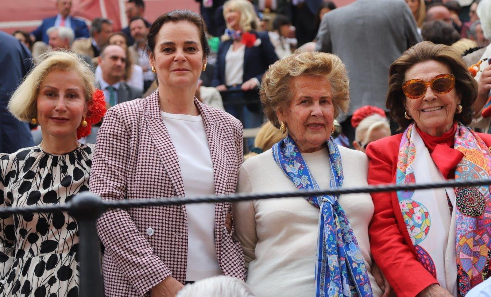 Famosos y autoridades en la Maestranza el martes de Feria de Abril