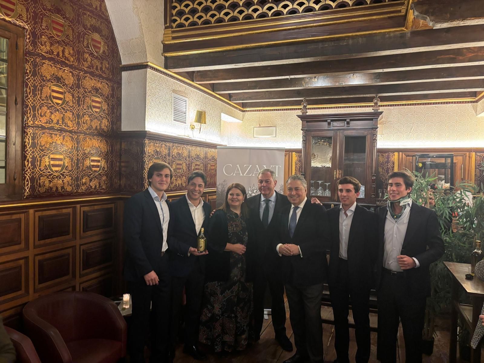 Imagen del día de la presentación de Cazayt Oro 24K. De izquierda a derecha: Pedro Roas, Joaquín Benavente, Inmaculada Gallardo, José Luis Sanz, Tomás Burgos, Alberto Díaz y Miguel Lorenzo.