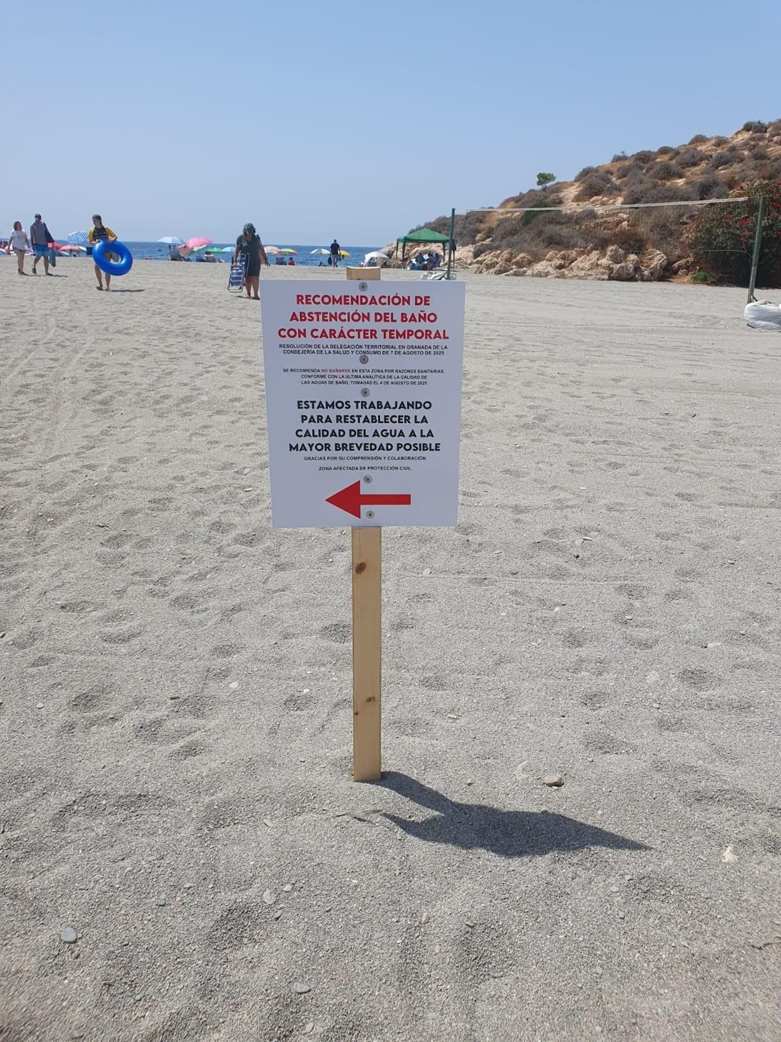 Cartel con la prohibición de bañarse en Salobreña