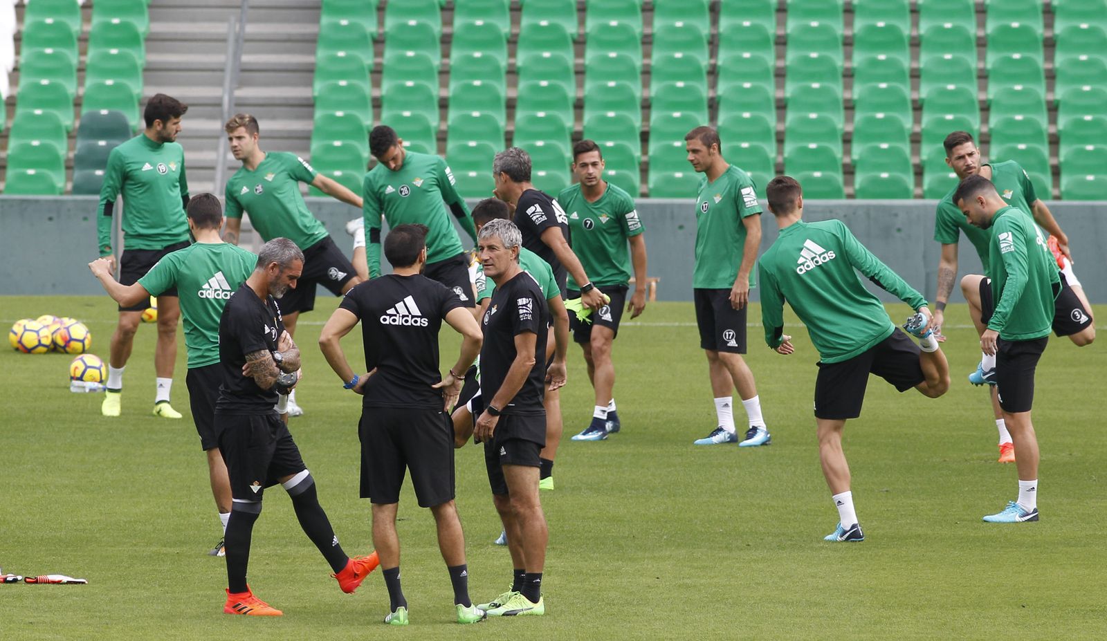 Quique Setién dialoga con Eder Sarabia y Fran Soto, en un entrenamiento.