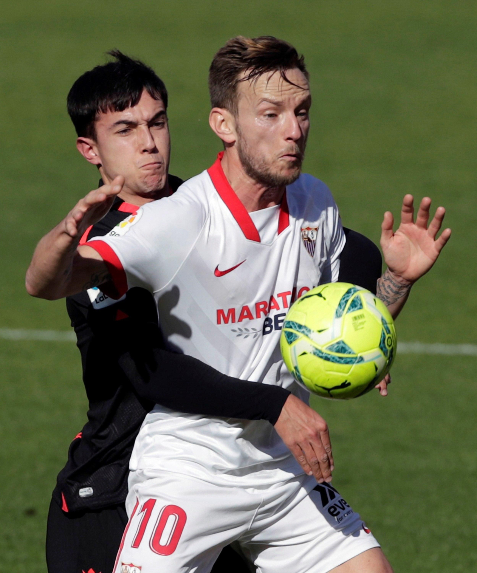 Rakitic, con Zubimendi en el pasado Sevilla-Real Sociedad.